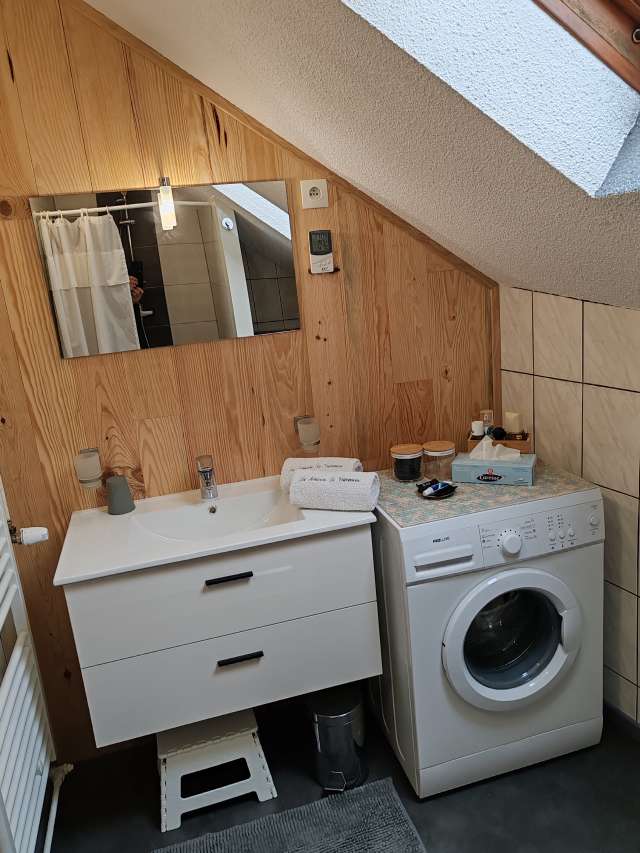 Salle de bain avec douche